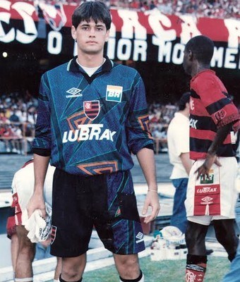 Outra camisa muito lembrada é essa utilizada na década de 90. Fabricada pela Umbro, ela era de cor azul, com os logos da fornecedora em laranja.