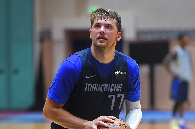 1- Luka Doncic (Dallas Mavericks) All Star e candidato ao prêmio de MVP em seu segundo ano na NBA, o carismático esloveno já fez 14 triplos-duplos na temporada. Ele possui médias de 28.7 pontos, 9.3 rebotes, 8.7 assistências e 1.1 roubada. Não teria como não ser o primeiro da lista