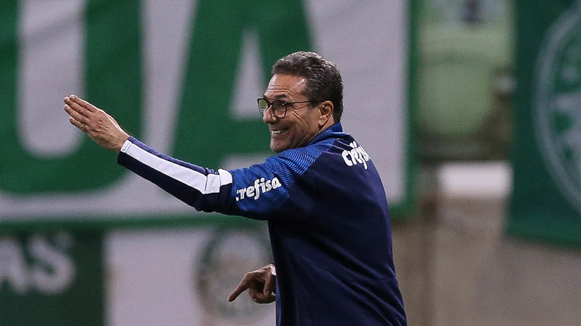 1) Por fim, o técnico Vanderlei Luxemburgo, que hoje está sem clube após ter saído do Palmeiras. No total, são 220 vitórias na sua conta desde 2003 no Campeonato Brasileiro. No período, ele trabalhou no Cruzeiro, Santos, Flamengo, Grêmio, Vasco, entre outros.