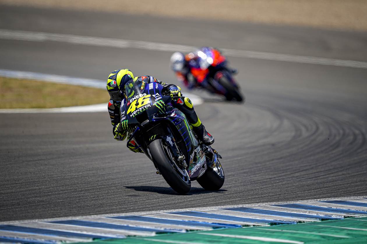 Valentino Rossi chegou a andar dentro do top-10 antes de abandonar (Foto: Yamaha)