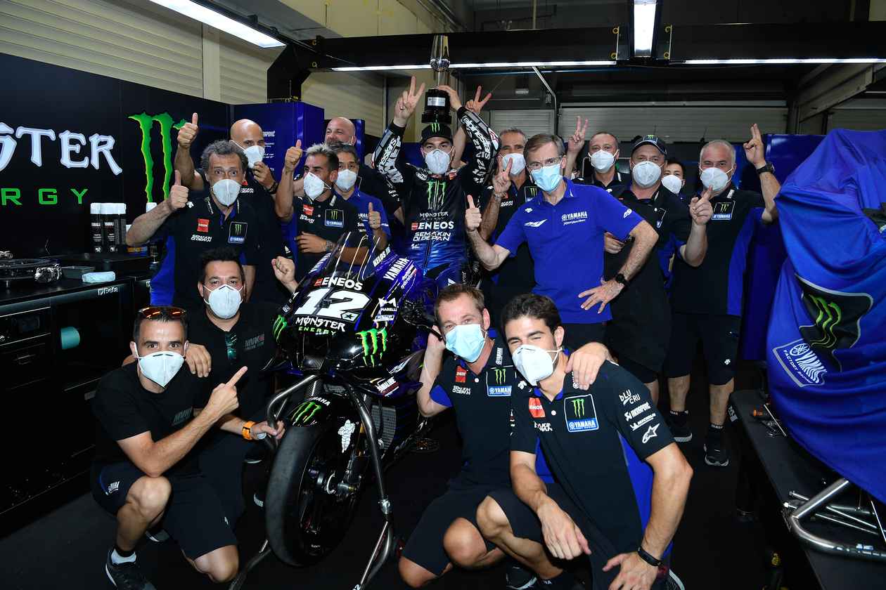 Viñales comemorou o pódio com o time (Foto: Yamaha)