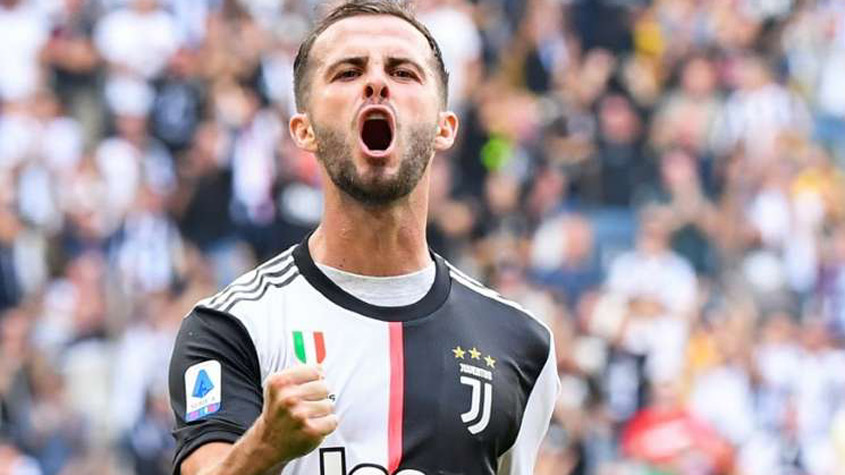 MIRALEM PIANIC - O Barcelona fechou a contratação do meio-campista bósnio por 60 milhões de euros. Algo em torno de R$ 365 milhões, devidamente embolsados pela Juventus. O contrato tem duração de quatro temporadas. Pianic chega para compensar a saída de Arthur, que fez o caminho inverso.