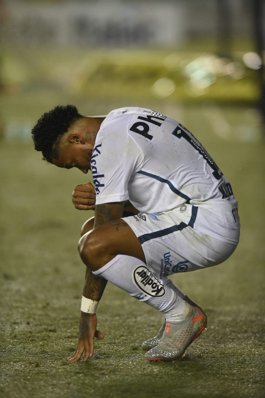 O Santos perdeu na noIte desta quarta-feira, para a Ponte Preta, por 3 a 1, na Vila Belmiro, e está eliminado do Paulistão 2020. Grande parte da derrota se deve a expulsão de Marinho, ainda no 1º tempo. O atacante abriu o placar para o Peixe, era um dos melhores do time, mas levou o segundo amarelo. O goleiro Vladimir também teve falhas. Confira as notas do Santos no LANCE! (Por Felipe Melo - felipeeduardo@lancenet.com.br)  