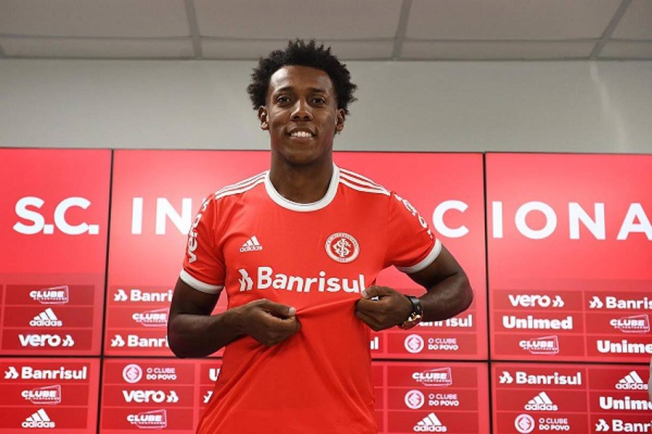 MOISÉS - Internacional (C$ 10,48): Com a presença de Saravia incerta, optamos pelo seu companheiro de posição, que deve atuar no sábado por estar suspenso na Libertadores. O Colorado possui uma das melhores defesas do campeonato e pode não sofrer gol contra um SPFC abalado pela derrota contra a LDU na Libertadores, nem como a longa viagem realizada.