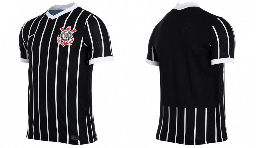 Predominantemente preta, os detalhes em branco se destacam no design da camisa, desde as listras verticais, até a gola em “V” e o acabamento nas mangas