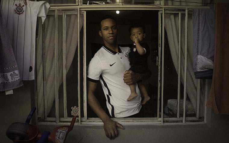 Pai e filho corintianos participam da campanha da Nike sobre a nova camisa.