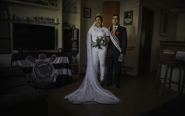 Imagem de torcedora do Corinthians com a camisa em ritual de casamento.