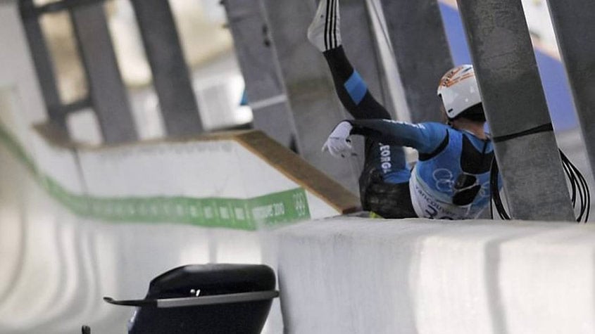 Dias antes da abertura da Olimpíada de Inverno de Vancouver, em 2010, Nodar Kumaritashvili foi jogado para fora do circuito de luge, de descida do trenó, a uma velocidade acima dos 140km/h e bateu com a cabeça em um poste de metal.