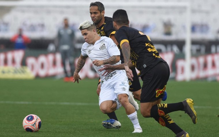 Após um início de partida promissor no qual abriu dois gols de vantagem, o Santos sofreu um "baque" e, em jogo com muita polêmica, perdeu por 3 a 2 para o Novorizontino na sua última partida da fase de grupos do Paulistão. O LANCE! avalia como os jogadores do Peixe se saíram no confronto na Arena Corinthians. Notas por Vinícius Faustini - faustini@lancenet.com.br