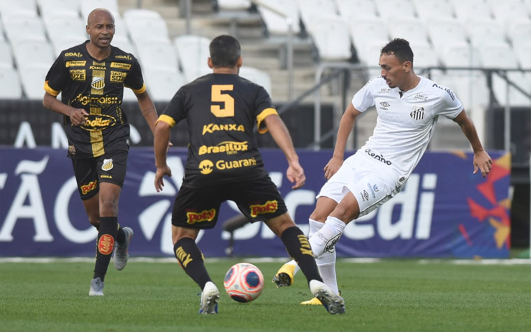 NOVORIZONTINO - SOBE - Na abnegada equipe do técnico Roberto Fonseca, chamou atenção o atacante CLÉO SILVA. O camisa 7 foi a opção frequente da equipe para conseguir boas investidas e abriu caminho para a virada. Além disto, o goleiro OLIVEIRA fez boas defesas no decorrer da partida. DESCE - A apatia de VINÍCIUS KISS contribuiu para que, na etapa inicial, o Novorizontino fosse inofensivo para a defesa do Santos. Aos poucos, porém, a equipe se consolidou.