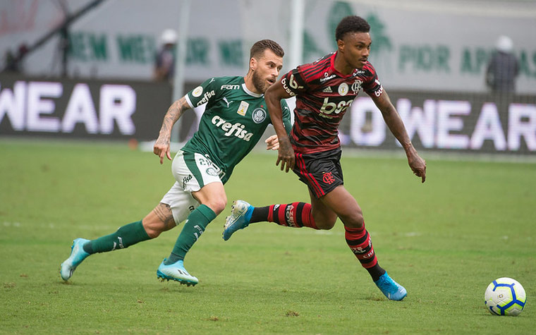 PALMEIRAS 1x3 FLAMENGO - Mesmo não podendo contar com sua torcida no Allianz Parque, o Rubro-Negro fez a festa e novamente derrotou o Palmeiras, ao fazer 3 a 1.