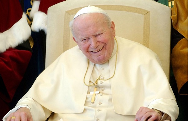 O Papa era João Paulo II. Depois dele ainda viria Bento XVI e Papa Francisco
