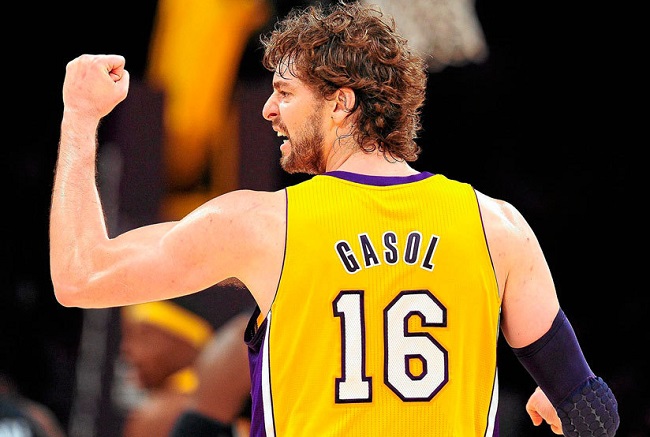 7- Pau Gasol (Espanha) - Campeão pelo Los Angeles Lakers em duas oportunidades, o espanhol foi calouro do ano em 2001-02 e seis vezes convidado para o Jogo das Estrelas. Gasol atuou ainda pelo Memphis Grizzlies, Chicago Bulls, San Antonio Spurs e Milwaukee Bucks. Recentemente, fechou com o Barcelona