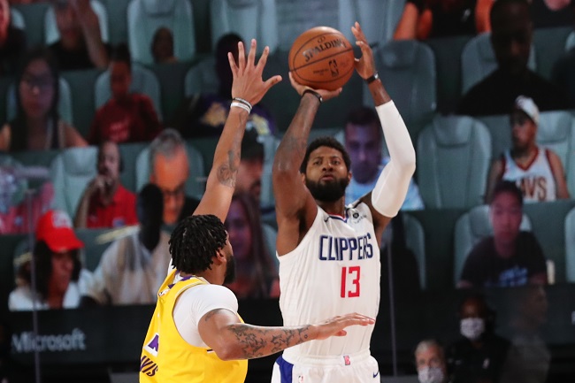 Paul George (Los Angeles Clippers) anotou 30 pontos na derrota de sua equipe na volta dos jogos da NBA. O atleta foi o cestinha do Clippers, mas ficou pendurado com faltas quase o jogo todo. Ele acertou seis cestas de três em 11 tentativas, pegou cinco rebotes e roubou três bolas