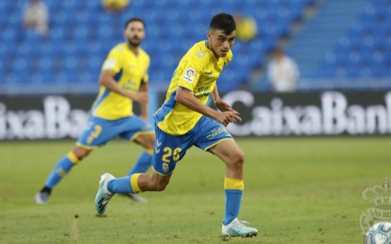 ESFRIOU - Pedri González se despediu do Las Palmas para se apresentar como novo jogador do Barcelona para a próxima temporada. Mesmo com o interesse de diversos gigantes europeus, o meia afirmou que quer permanecer no elenco principal do Barcelona.