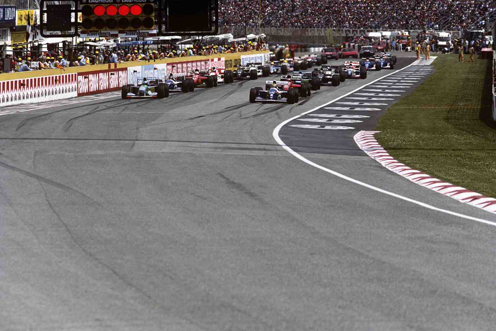 As tragédias de Ímola em 1994 ainda vitimaram Ayrton Senna. O brasileiro perdeu o controle da WIlliams, passou reto na curva Tamburello e acertou o muro com violência. O tricampeão mundial de F1 morreu horas depois