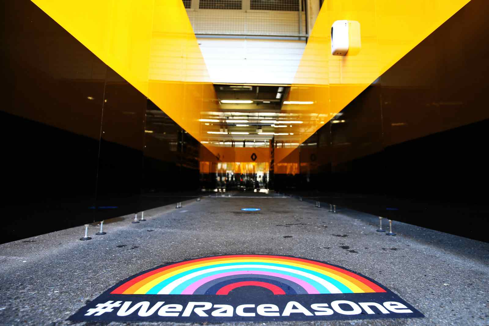 Campanha de diversidade #WeRaceAsOne foi exibida na garagem da equipe francesa