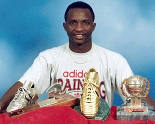 Natural da Nigéria, o atacante Nicky foi ídolo do Vitória nos anos 1980. Foi artilheiro do Campeonato Baiano de 1985, com 22 gols. Também teve uma segunda passagem pelo clube em 1994
