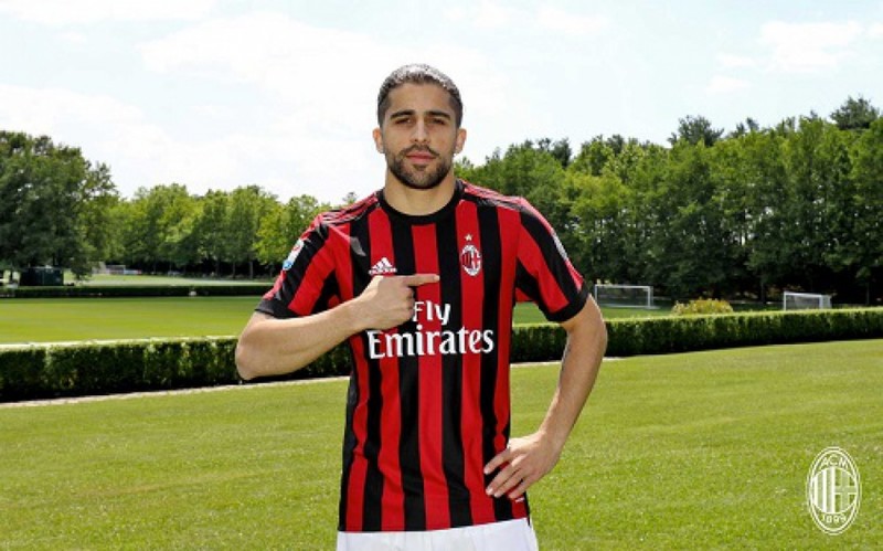 ESQUENTOU - De acordo com o jornal alemão 'Bild', três clubes da Bundesliga pensam na contratação de Ricardo Rodriguez. O lateral esquerdo pertence ao Milan, mas está no PSV Eindhoven, da Holanda, por empréstimo até o fim desta temporada. Com isso, Eintracht Frankfurt, Hertha Berlin e Hoffenheim desejam contar com o jogador, mas a direção rossonera ainda não definiu o futuro de seu atleta.