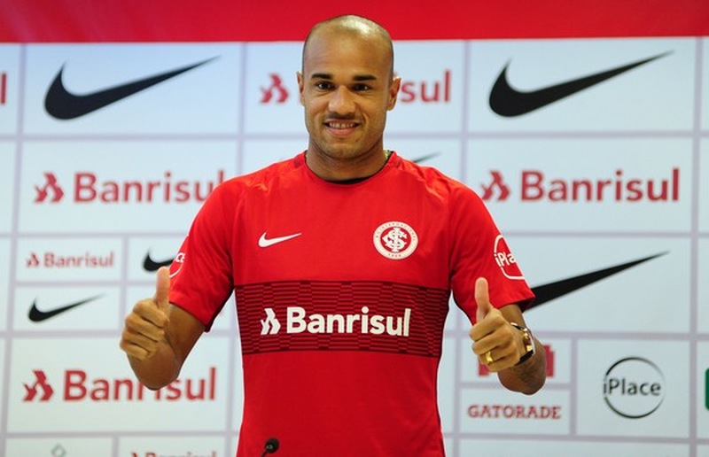 Roger - Internacional (2018) Após ter uma bom ano no Botafogo em 2017, Roger acertou sua ida ao Internacional, mas sua passagem não durou muito. O atacante ficou no clube até abril de 2018, rescindiu seu contrato com o Colorado após 13 jogos e se transferiu para o Corinthians. 