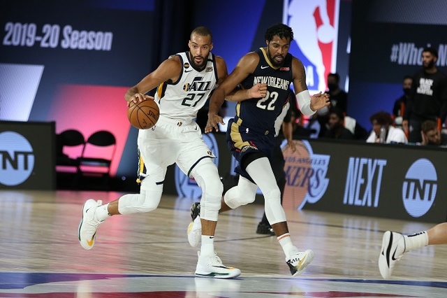 O pivô Rudy Gobert (Utah Jazz) acertou dois lances livres restando 6.9 segundos para o fim, dando a vitória ao seu time por 106 a 104 sobre o New Orleans Pelicans. O francês, marcado por ter sido o primeiro jogador diagnosticado com coronavírus na NBA, obteve 14 pontos, 13 rebotes e três bloqueios