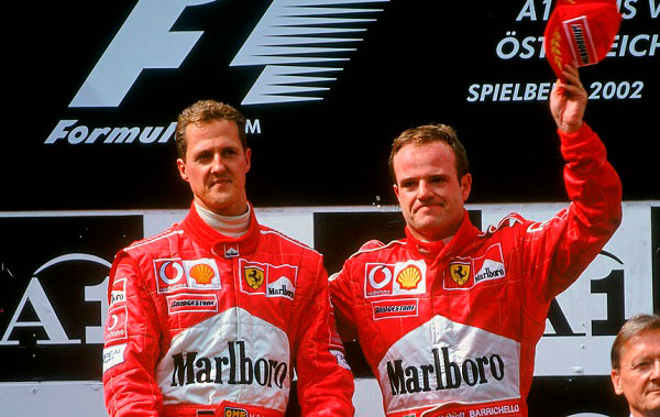 Michael Schumacher era o campeão mundial de F1 e Rubens Barrichelo o vice
