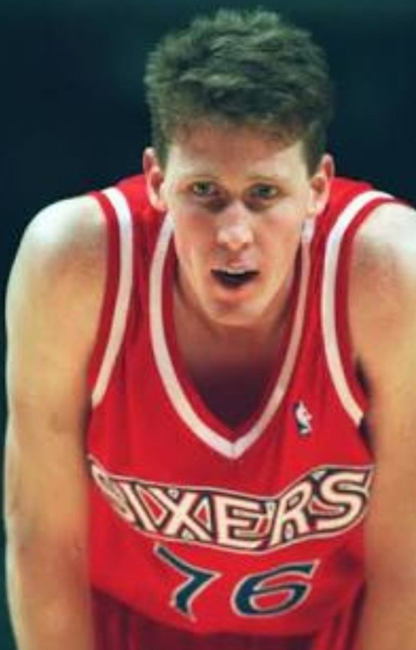 4- Shawn Bradley (2,29 metros) - O pivô alemão ficou mais conhecido por seu papel no time do Monstars, do filme Space Jam, mas era um jogador melhor do que era creditado. Ele obteve médias de 8.1 pontos, 6.3 rebotes e 2.1 tocos nos 832 jogos por Philadelphia 76ers, New Jersey Nets e Dallas Mavericks