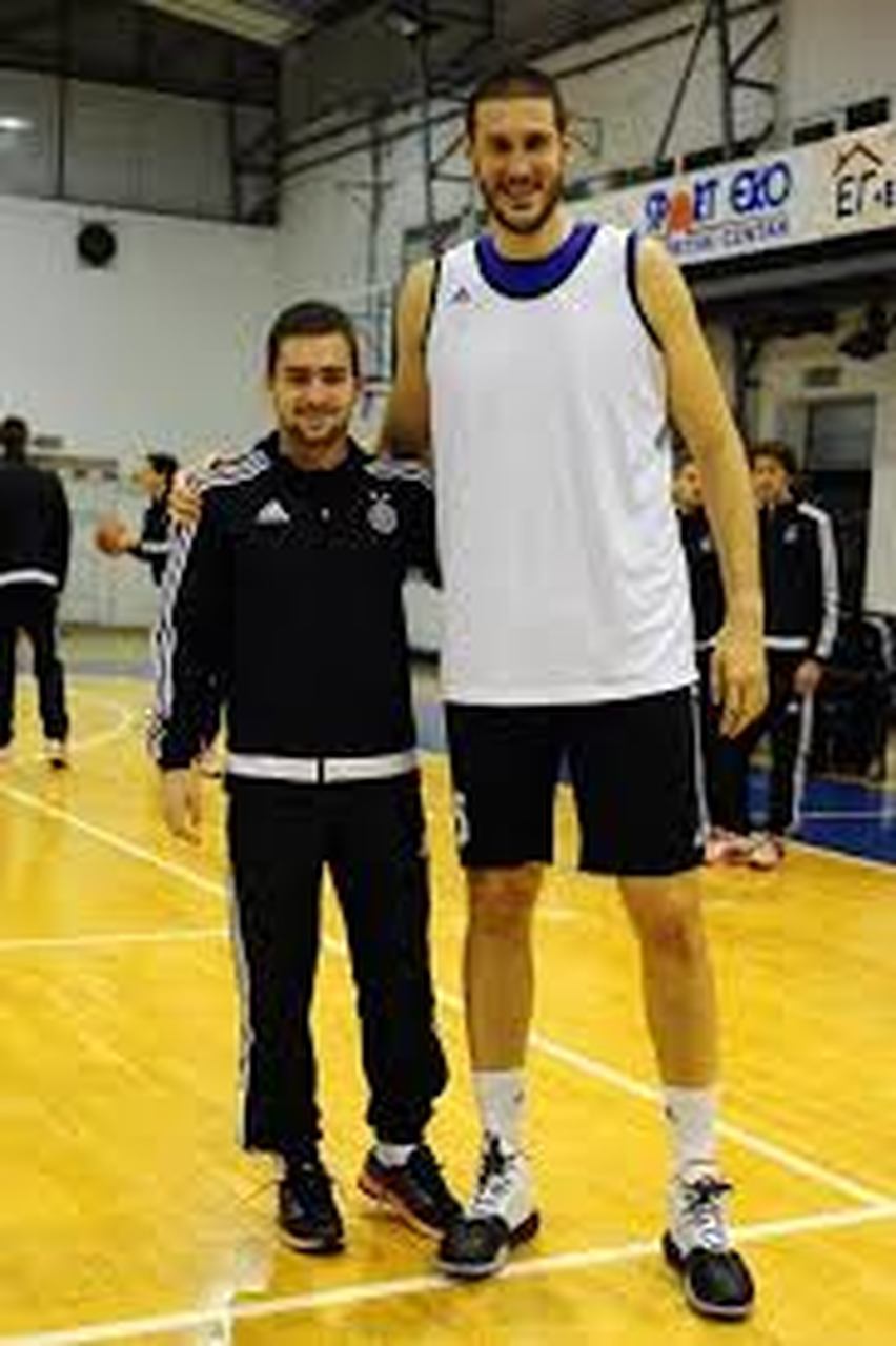 3- Slavko Vranes (2,29 metros) - O caso do pivô de Montenegro é diferente. Ele atuou em apenas uma partida, quando tinha 2,26 metros, mas cresceu três centímetros desde então. Foram três minutos na NBA, pelo Portland Trail Blazers, em 2004-05