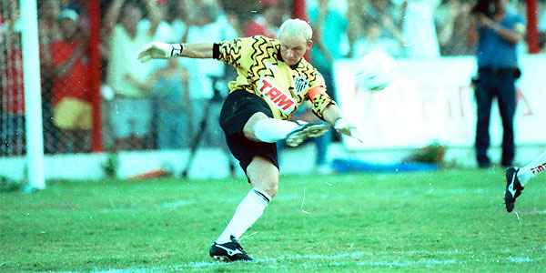 Taffarel era um goleiro que gostava de desenhar os modelos de seus uniformes. Essa camisa amarela que ele utilizou é marcante em sua passagem pelo Atlético-MG.