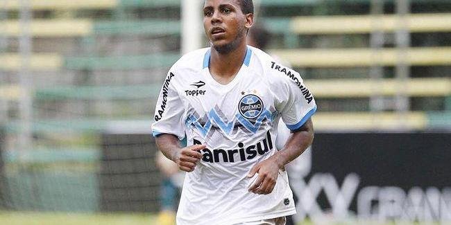 O meia-atacante sul-africano Tyroane Sandows, conhecido como “Ty”, defendeu o Grêmio e Figueirense. Atualmente está na Ponte Preta