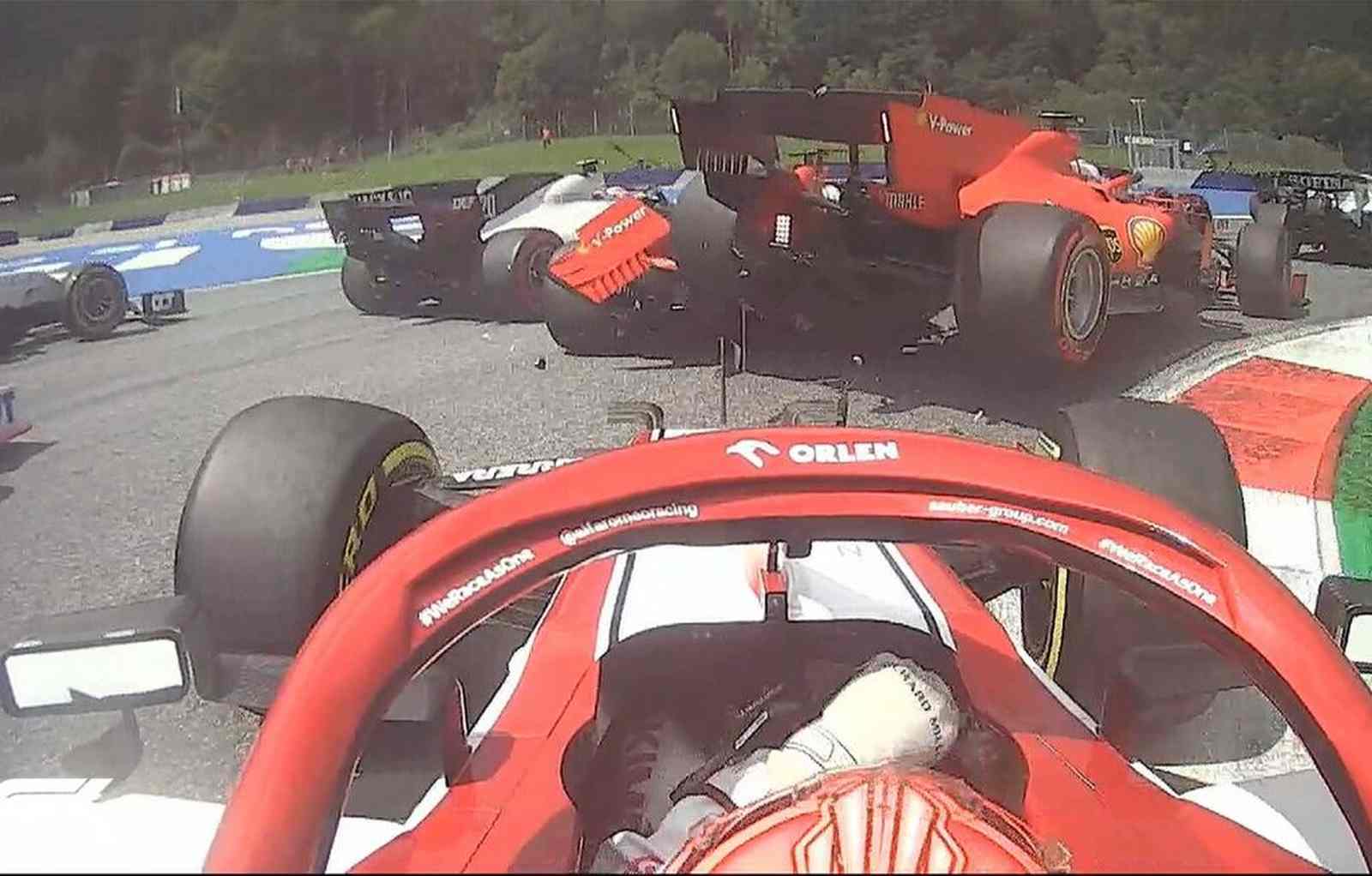 Charles Leclerc errou e colidiu com Sebastian Vettel no GP da Estíria. Os dois pilotos da Ferrari acabaram abandonando a corrida