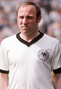 UWE SEELER (Alemanha) - 21 jogos - Disputou as Copas do Mundo de 1958, 1962, 1966 e 1970.