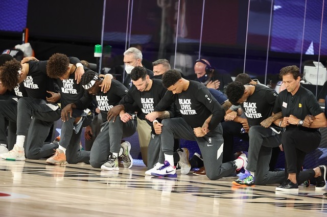 A temporada da NBA recomeçou com mais do que grandes jogadas: antes do primeiro jogo da noite, atletas de New Orleans Pelicans e Utah Jazz ajoelharam-se durante o hino dos EUA em apoio ao movimento Black Lives Matter (Vidas Negras Importam), na luta contra a brutalidade racial e injustiça social