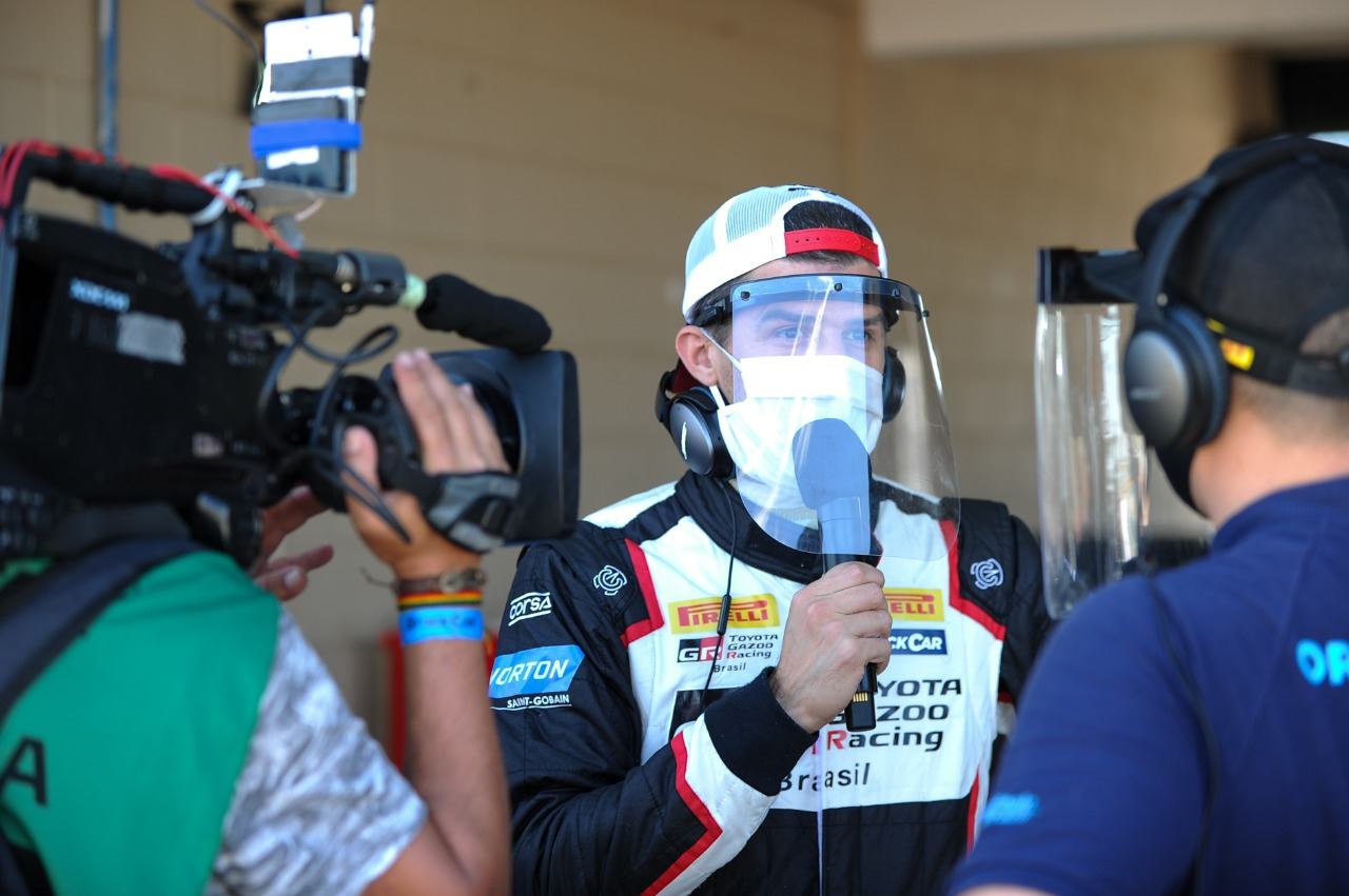 Matías Rossi protegeu-se com máscara e escudo durante entrevista