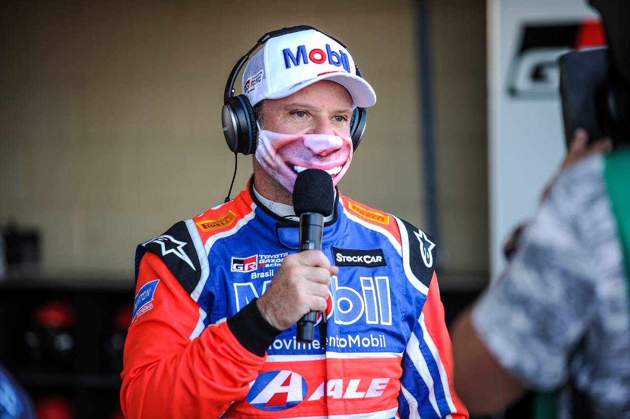 Rubens Barrichello respeitou as medidas sanitárias e usou máscara ao dar entrevista