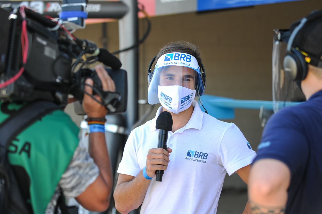 Pedro Cardoso dá entrevista nos boxes. O piloto conseguiu apoio na última hora para disputar a temporada