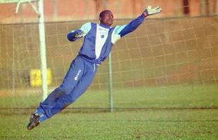 O goleiro camaronês William Andem teve passagem pelo Cruzeiro, entre 1994 e 1996, e pelo Bahia, nos anos de 1997 e 1998. Ficou marcado por uma briga com o atacante Euller e o zagueiro Gutemberg quando atuou no clube mineiro