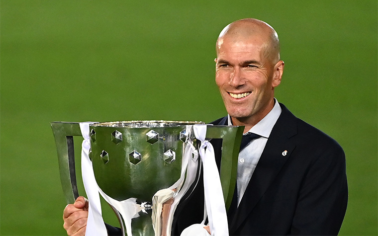 ESQUENTOU - Apesar do início de temporada irregular, a diretoria do Real Madrid não cogita a demissão do técnico Zidane, informou o jornal “As”. Alguns membros do clube irão se reunir para tratar assuntos econômicos e muitos acreditam que o francês merece respeito pelo o que já realizou. A equipe merengue sofreu uma dura derrota na última terça-feira para o Shakhtar Donetsk e corre o risco de perder uma vaga nas oitavas de final da Liga dos Campeões.