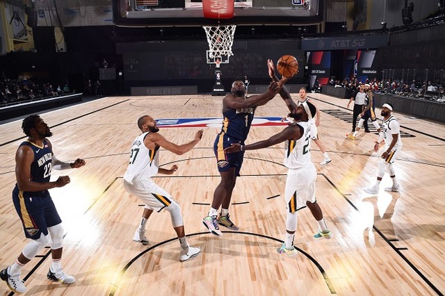 Zion Williamson (New Orleans Pelicans) vai para a bandeja contra o Utah Jazz. O ala-pivô anotou 13 pontos em 15 minutos, após não participar de vários treinamentos. Williamson precisou deixar a bolha em Orlando, mas voltou em tempo de passar por nova quarentena, mas sem suas melhores condições físicas, teve seus minutos limitados