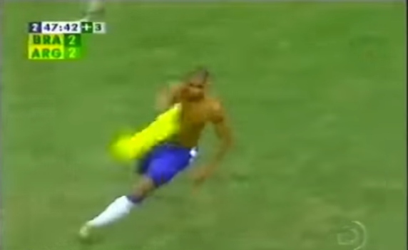 O Brasil ia perdendo de 2 a 1 para a Argentina na final da Copa América de 2004, até que Adriano fez um golaço de pé esquerdo e ‘desentala’ o grito do narrador depois do famoso ‘Capricha, Adriano!’.