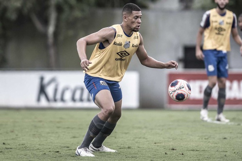 FECHADO - O zagueiro Alex Nascimento foi o primeiro atleta da base do Santos promovido aos profissionais pelo técnico Jesualdo Ferreira, e na última semana teve o seu contrato renovado. O vínculo que iria até dezembro de 2023, agora irá até o fim de 2024.