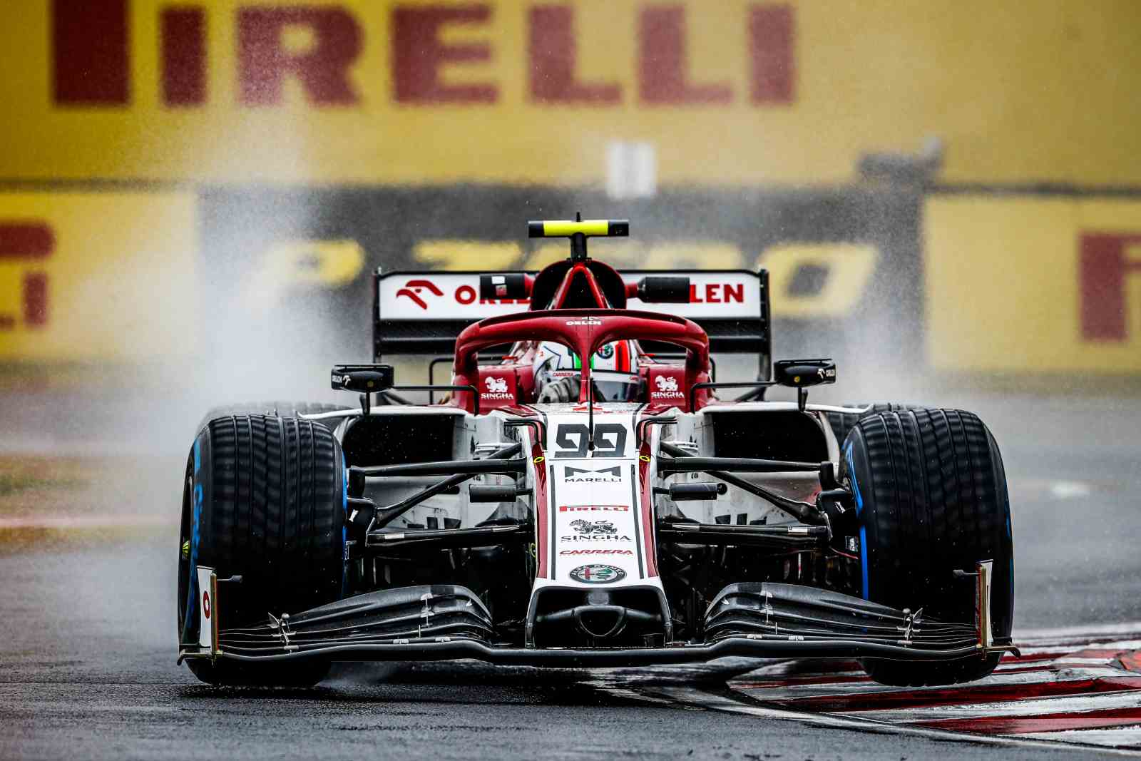 Antonio Giovinazzi na pista molhada de Hungaroring