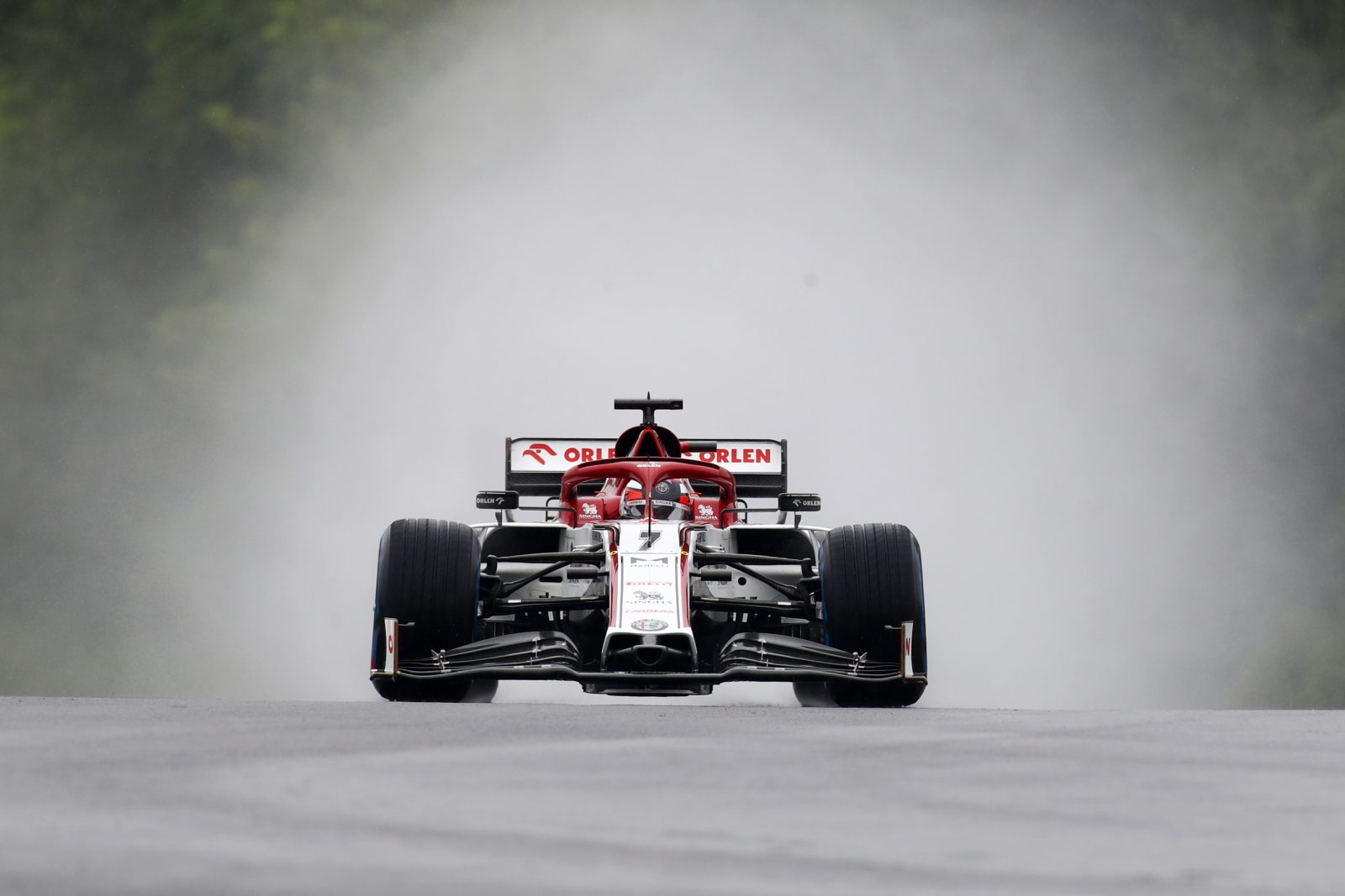 Kimi Räikkönen acelera sua Alfa Romeo debaixo de muita água