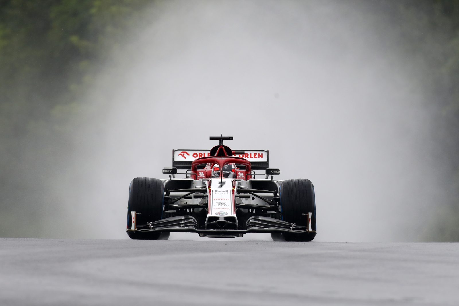 Kimi Räikkönen acelera sua Alfa Romeo debaixo de muita água