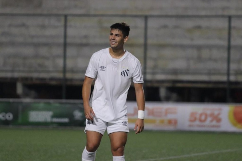 NEGOCIANDO - O Santos está perto de emprestar o meia Anderson Ceará ao Maringá até o final do Campeonato Paranaense de 2022. Sem espaço no elenco profissional, o jogador iria para mais um empréstimo para ganhar minutagem.