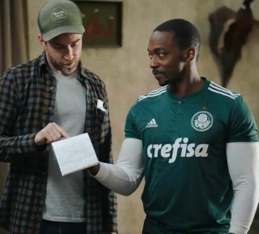 O ator Anthony Mackie, que interpreta o Falcão na série Vingadores (e também é o Capitão América, da Marvel), apareceu em uma foto com uma camisa do Palmeiras. Ele ganhou a camisa de dois brasileiros que conheceu em 2018, durante as filmagens da série “Black Mirror”, em São Paulo.