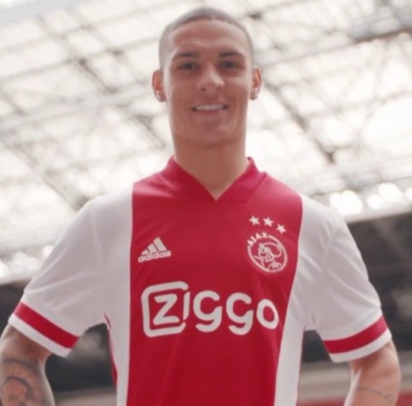 FECHADO - O atacante Antony, ex-São Paulo, foi oficialmente apresentado no Ajax nesta segunda-feira (27). Contratado pelo clube holandês em fevereiro, após o término da janela de transferências europeias, o jogador ficou no São Paulo até o meio do ano.