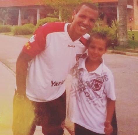 Antony chegou ao CFA de Cotia aos 11 anos, época em que tirou esta foto com Luis Fabiano.