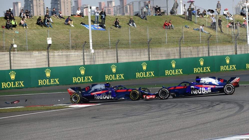Uma corrida antes, na China, Pierre Gasly e Brendon Hartley se tocaram. O choque mudou o destino da corrida, vencida por Ricciardo