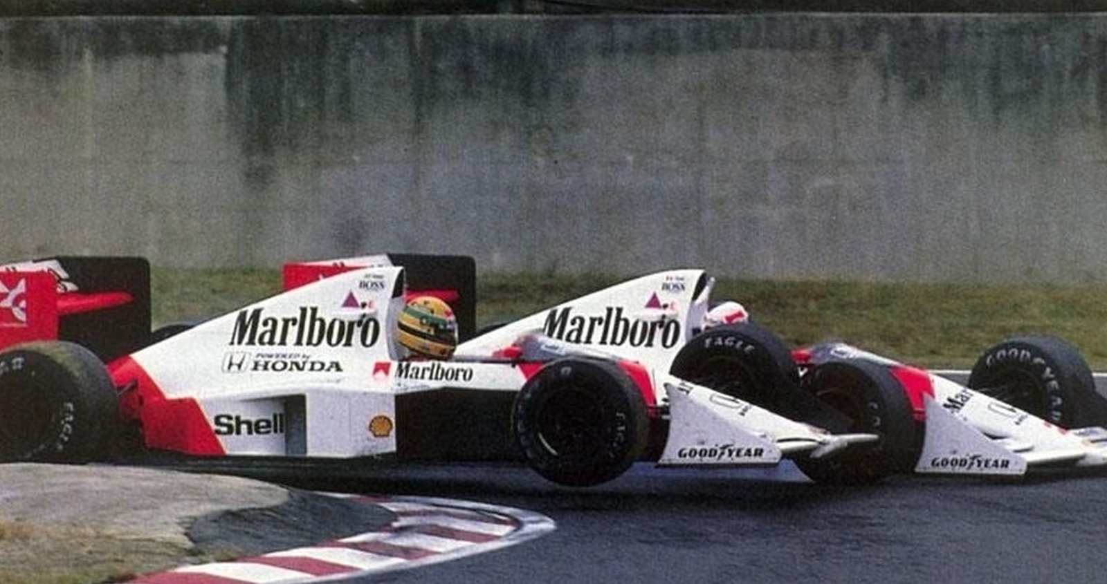 O francês fechou a porta para o brasileiro na reta final da corrida. Prost abandonou, mas garantiu o tricampeonato ao ver Senna desclassificado por cortar a chicane e voltar para a corrida